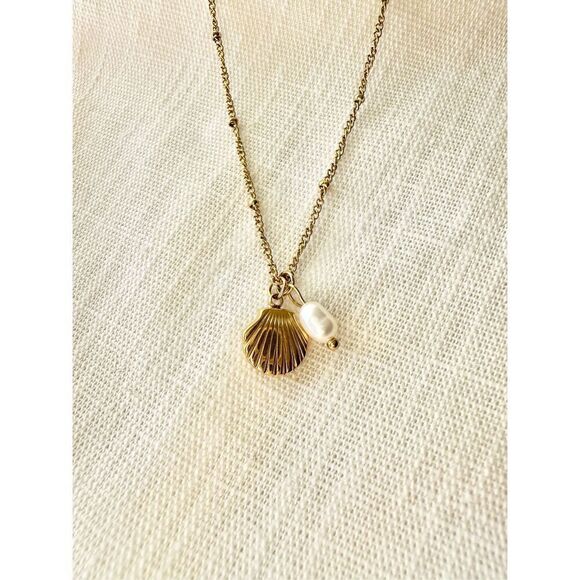 Seashell and pearl bohemian beach necklace - Picture 1 of 2